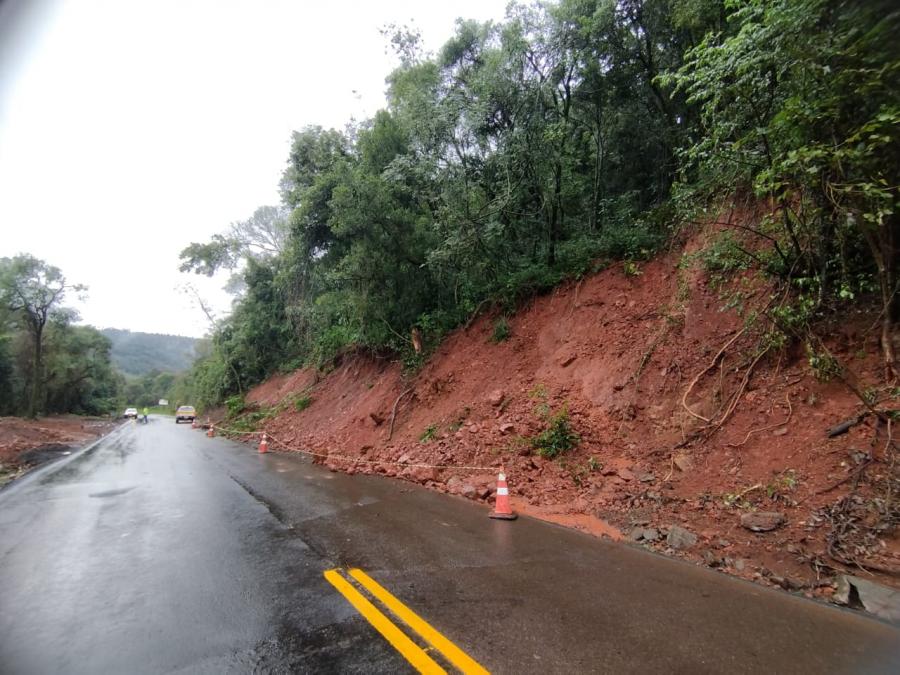 Deslizamento De Terra Compromete Tr Nsito Na Sc Alternativa Fm