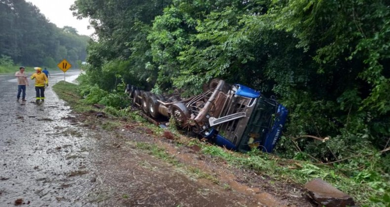 Caminhão sai da pista e tomba na Br 282 em Pinhalzinho.