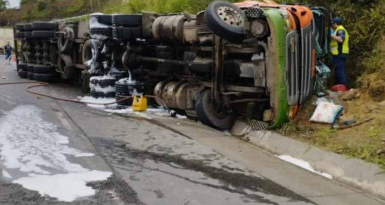 Carreta carregada de cerveja tomba e caminhoneiro morre em Santa Catarina.