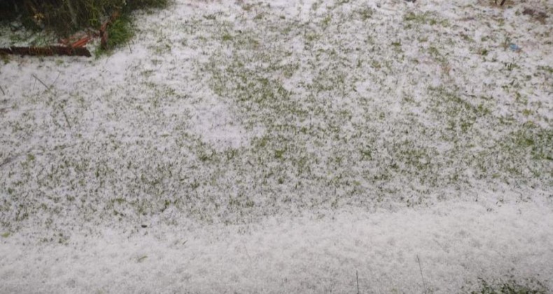 Granizo e chuva intensa deixam rastro de estragos no Oeste de SC.