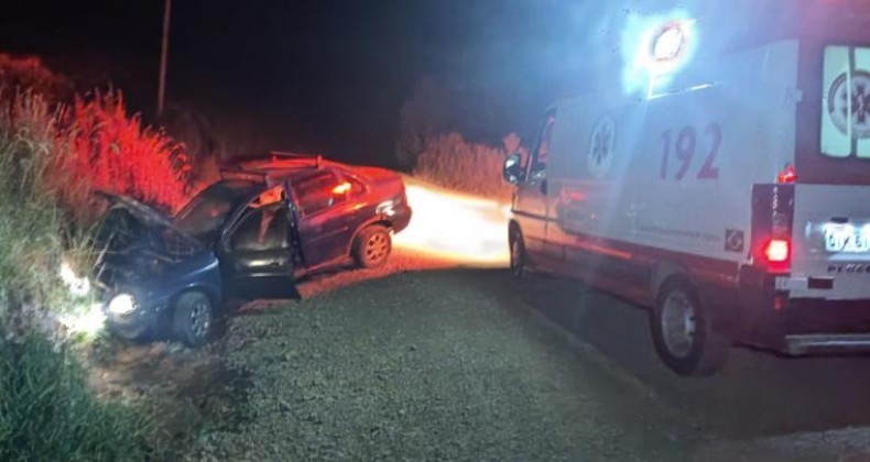 Homem bate o carro em barranco, Samu de Maravilha socorre.