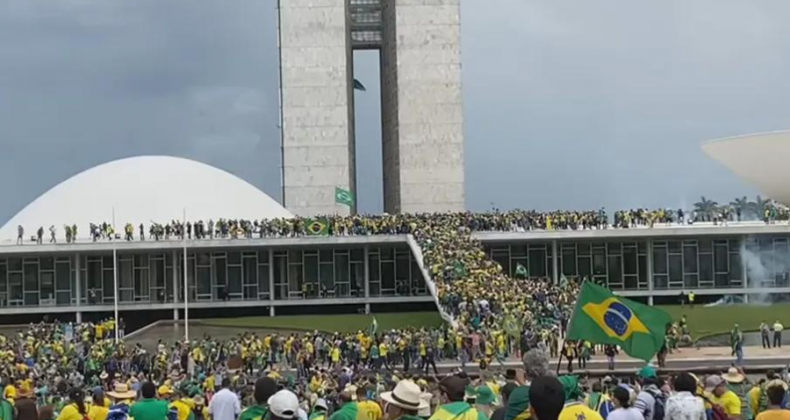 Bolsonaristas radicais invadem Congresso Nacional, em Brasília.