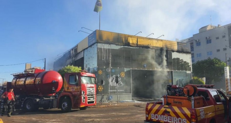 Bombeiros trabalham quase cinco horas para extinguir incêndio em empresa no Oeste de Sc.