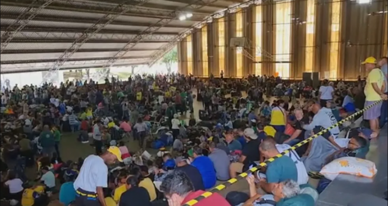 Cerca de 1,2 mil bolsonaristas foram levados para ginásio da Polícia Federal.