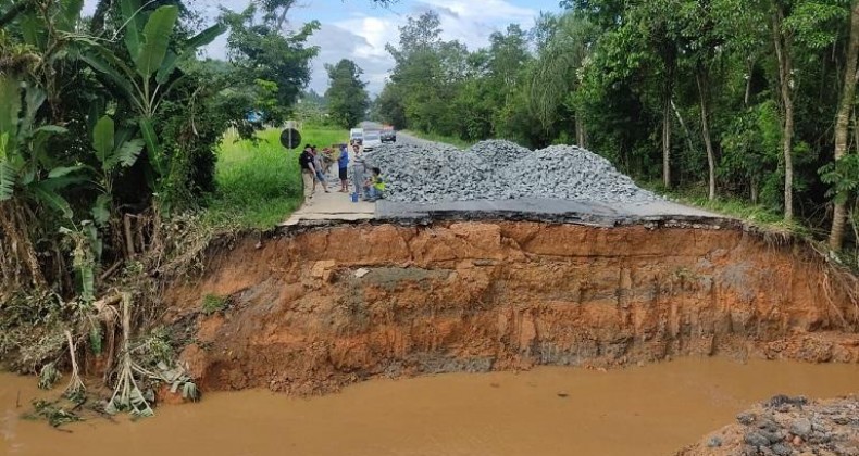 Cratera deixa BR-470 interditada em SC.