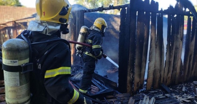 IMAGENS: Casa é destruída por incêndio em Chapecó.