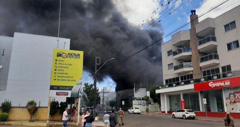 Incêndio de grandes proporções atinge empresa em Xaxim.