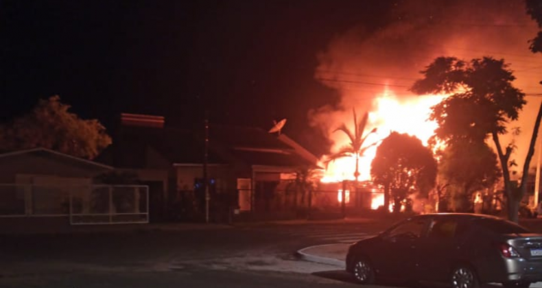 Incêndio destrói casa em Nova Erechim nesta madrugada.