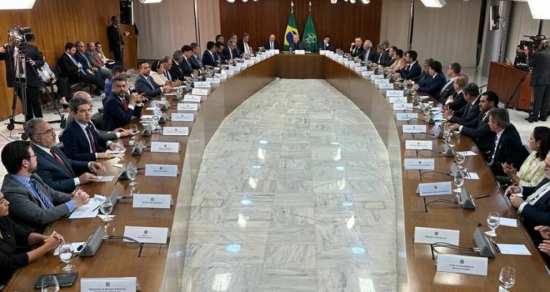 Líderes dos estados debatem sobre manifestações em Brasília.