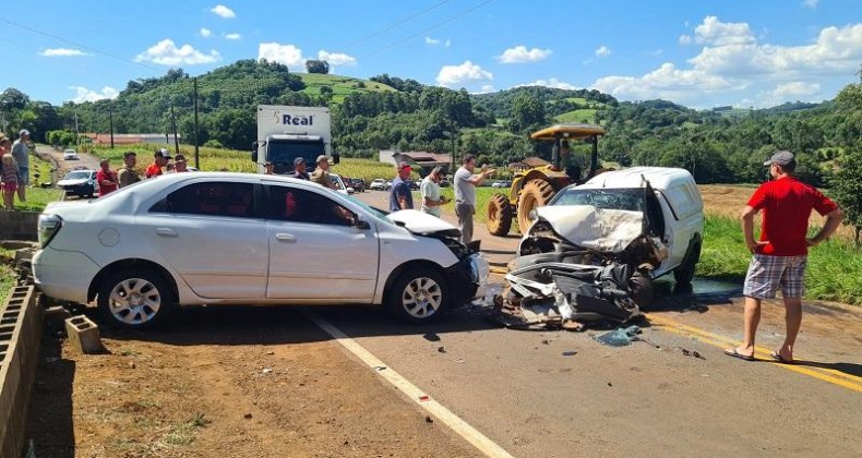 Motorista fica ferido após colisão entre dois veículos no Oeste de SC.