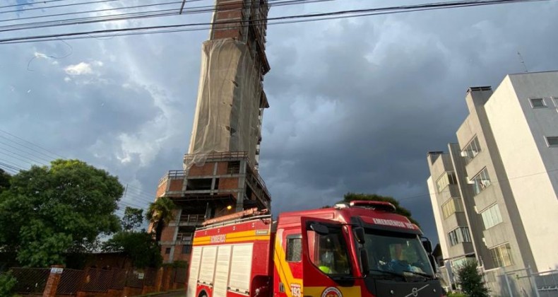 Mulher morre após telhado desabar em Chapecó.