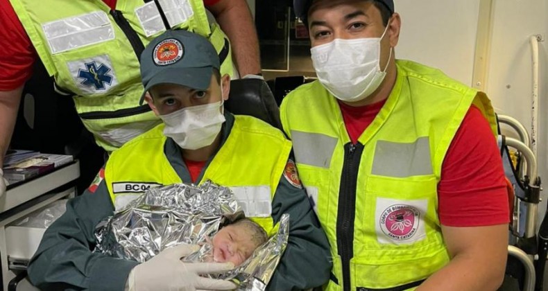 Bombeiros fazem parto dentro de ambulância em Chapecó.