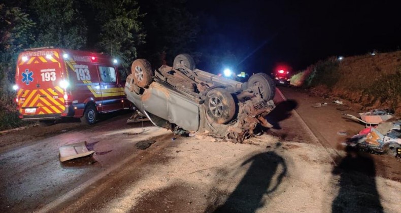 Carro capota na BR 158 em Cunha Porã.