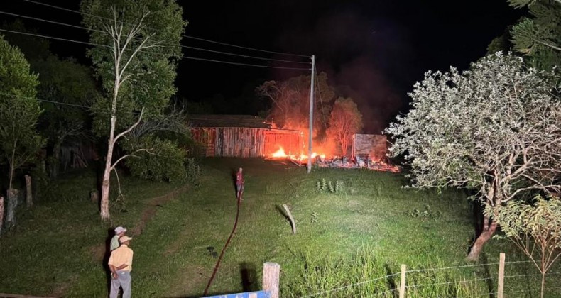 Casa fica completamente destruída após incêndio em SC.