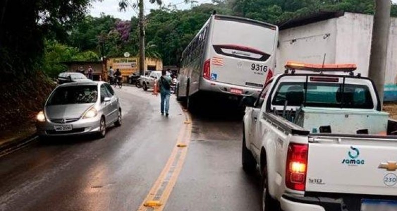 Rompimento de adutora causa deslizamento em SC.