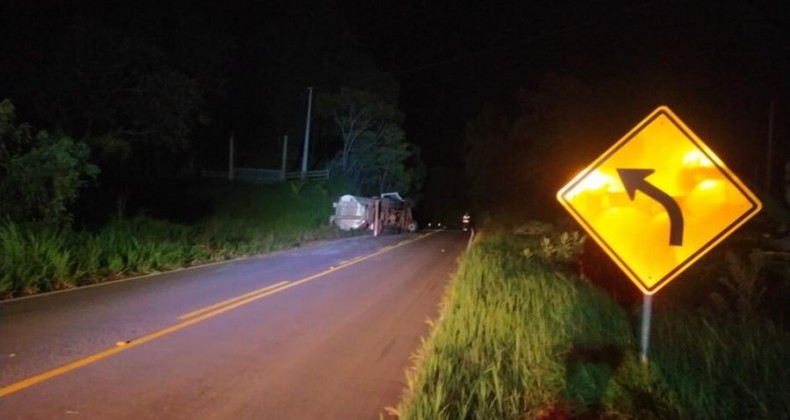 Caminhão sai da pista e capota em SC.