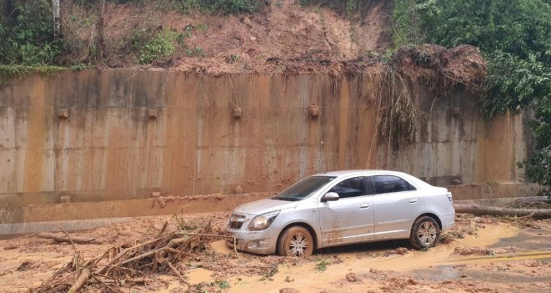 Chuva causa estrago na BR-280 em SC.