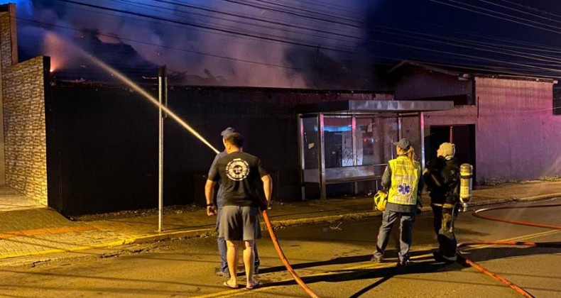 Incêndio destrói boate em bairro de Chapecó.