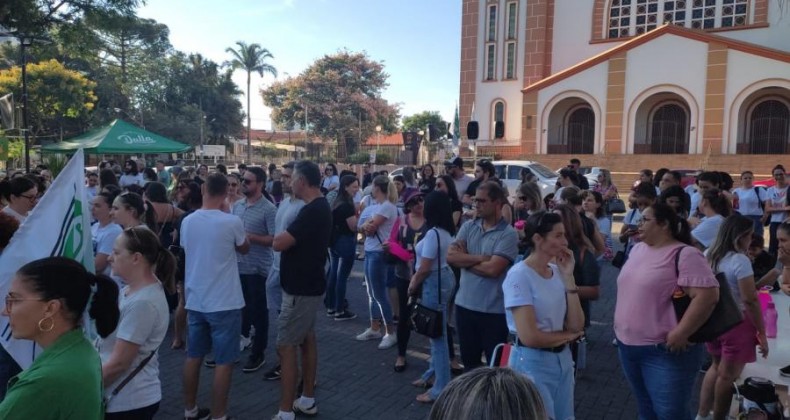 Professores municipais entram em greve em Chapecó.