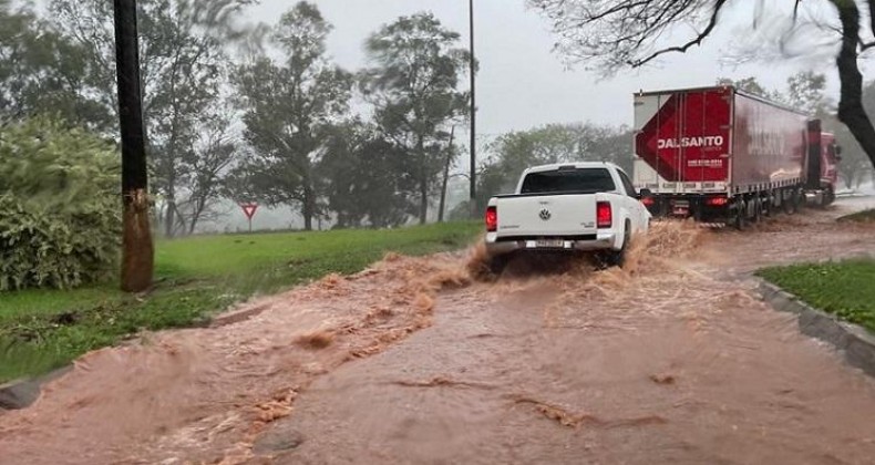 Temporal causa alagamentos no oeste de SC.