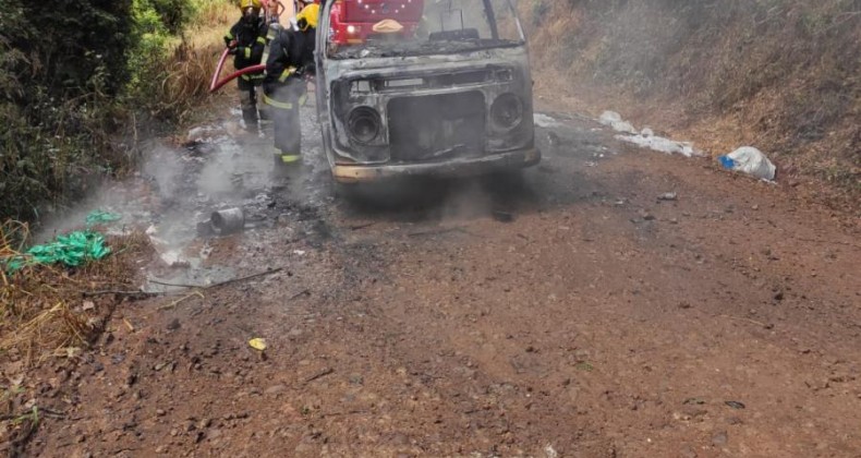 Veículo pega fogo no interior de Modelo.