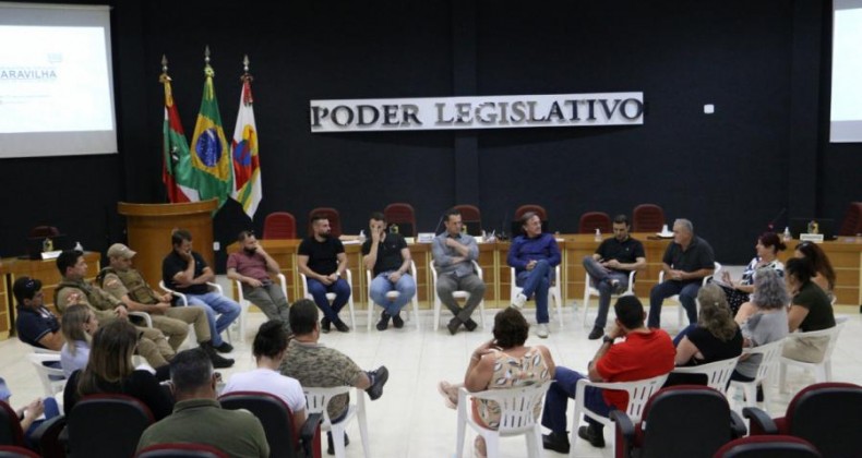 Autoridades e forças de segurança realizam reunião sobre medidas de segurança nas escolas.