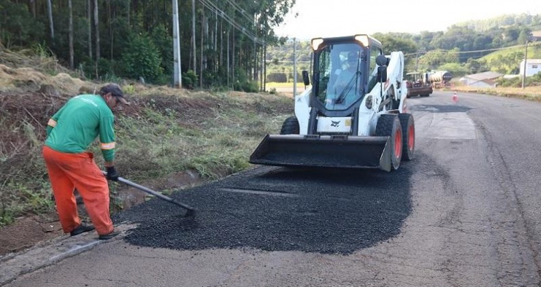 Condição precária de asfalto faz prefeitura “tapar buracos”