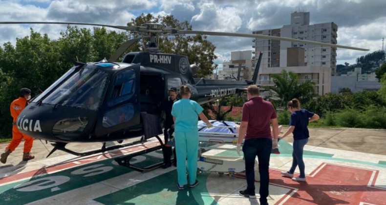 Homem é transladado para o Hospital Regional de Chapecó após sofrer AVC.