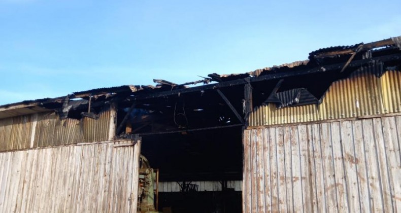 Incêndio em barracão mobiliza bombeiros na BR-470.