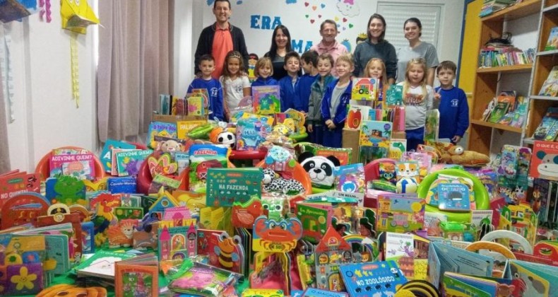 Proinfância Pintinho Amarelo recebe coleções de livros.