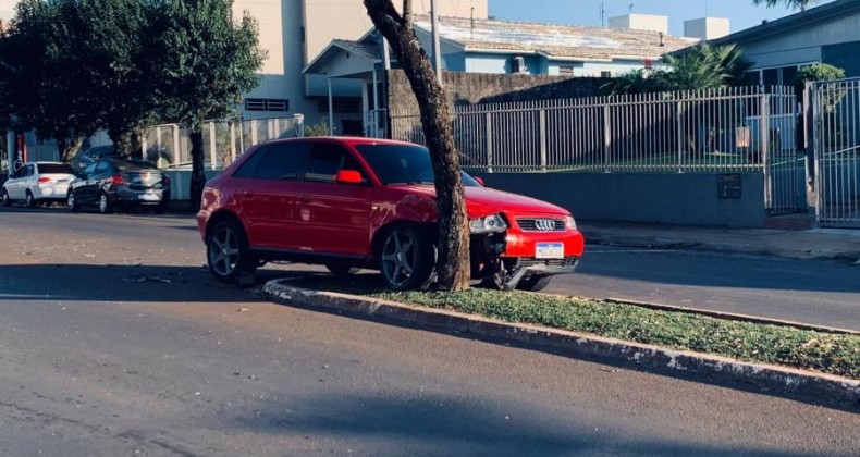 Bombeiros atendem acidente no centro de Pinhalzinho.