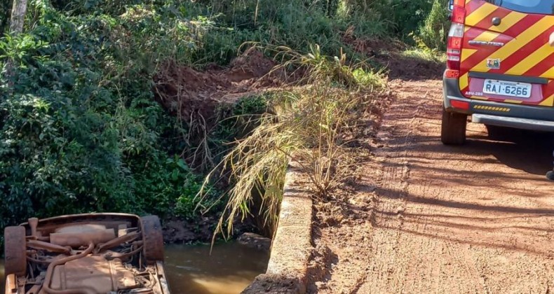 Carro cai dentro de Rio em Tigrinhos.