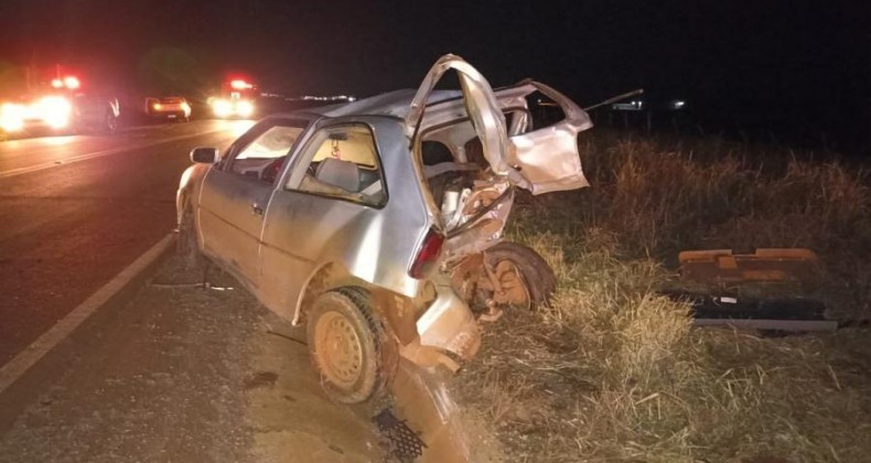 Colisão traseira entre carros deixa dois feridos.