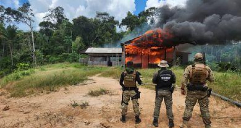 Força-tarefa destrói dez garimpos ilegais na Amazônia.