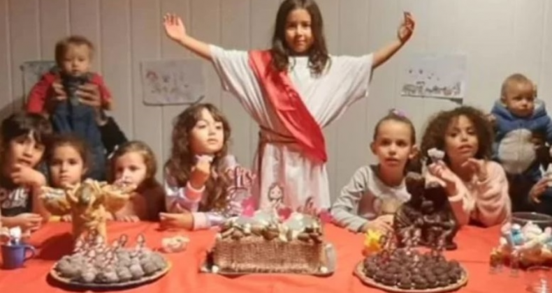 Garota comemora idade nova vestida de ‘Jesus Cristo’