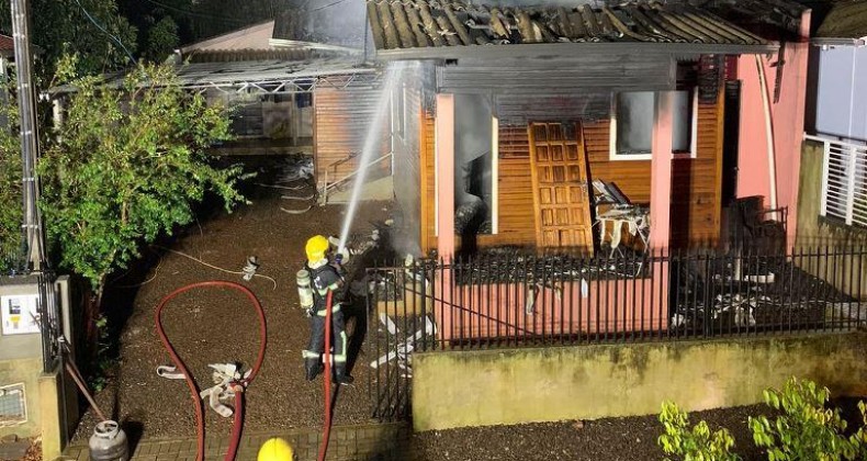 Incêndio deixa residência destruída em bairro de Xanxerê.