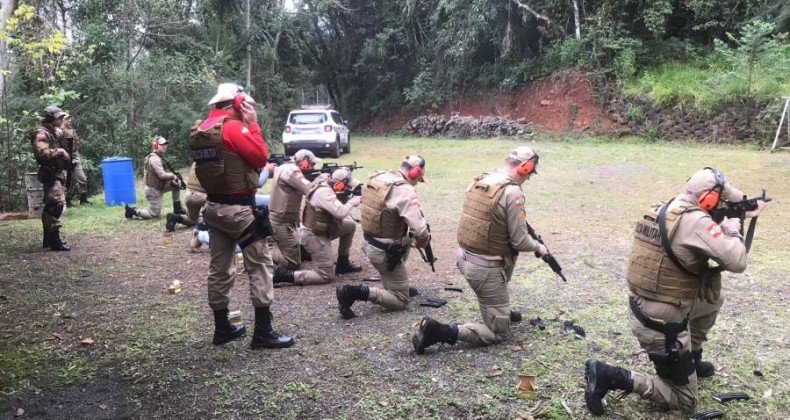 Policiais militares recebem treinamento para operar fuzil.