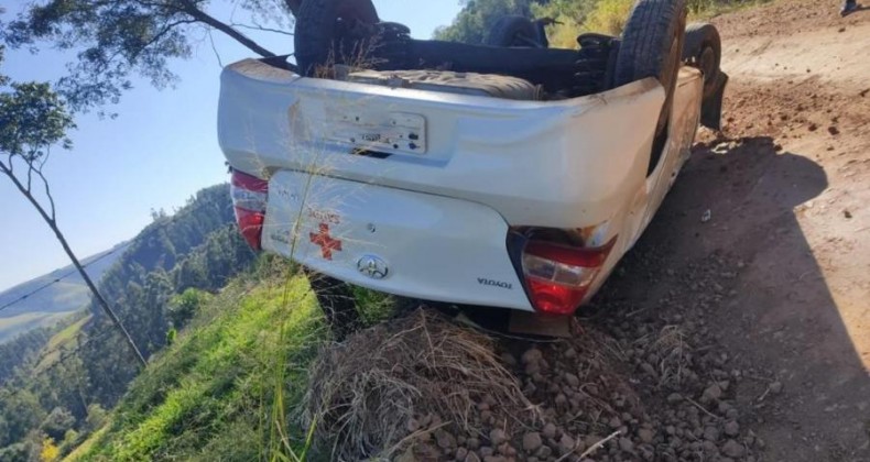 Carro capota no interior de Campo Erê.