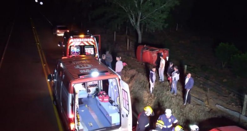 Veículo capota e deixa três feridos em Tigrinhos.