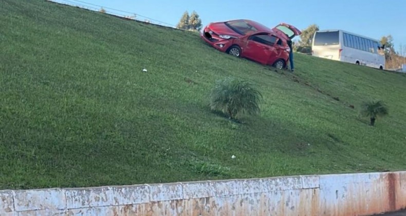 Colisão deixa carro pendurado no barranco no Oeste.