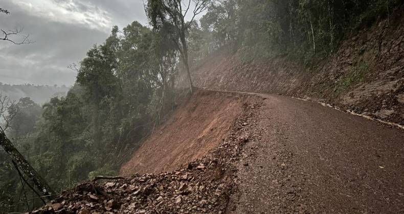 Deslizamento de terra interdita estrada em Modelo.