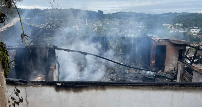 Incêndio consome residência em São Carlos.