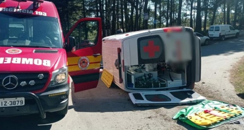 Ambulância se envolve em acidente em Santa Catarina.