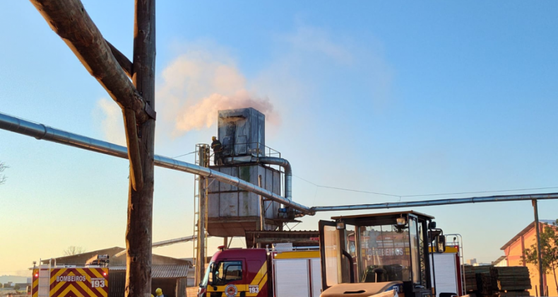 Bombeiros combatem incêndio em empresa de Nova Erechim.