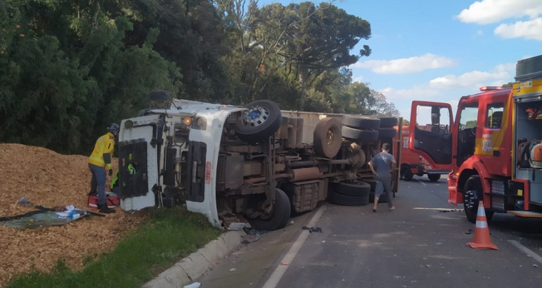 Caminhão tomba e vítima fica presa na cabine.