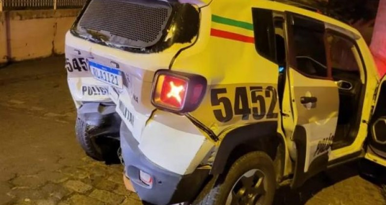 Jeep Renegade da PM é atingido durante racha.