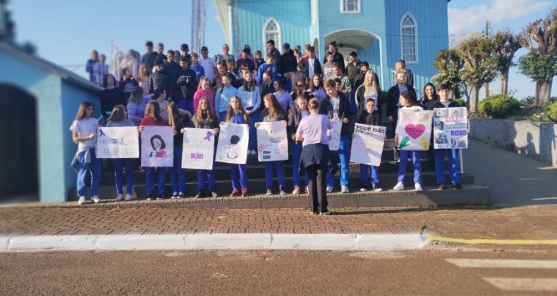 Parceria com escola debate violência contra a mulher.