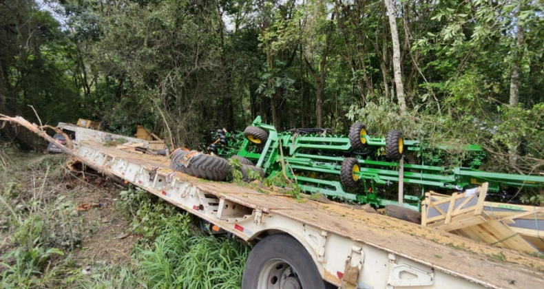 Acidente envolvendo carreta interditou BR 158, em Palmitos