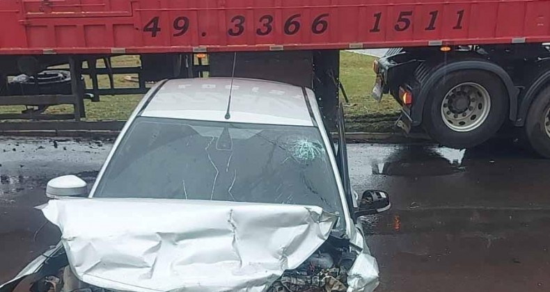 Carro atravessa canteiro e atinge caminhão de Pinhalzinho.