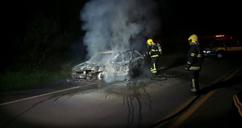 Carro pega fogo no Oeste de SC.